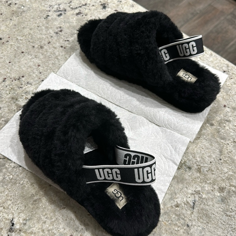 UGG black shoes 
Size 9 
Smoke free & pet free house.
Cleaning out my closet.